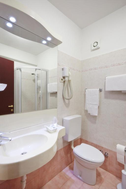 Koupelna v ubytování Hotel Napoleon Susa