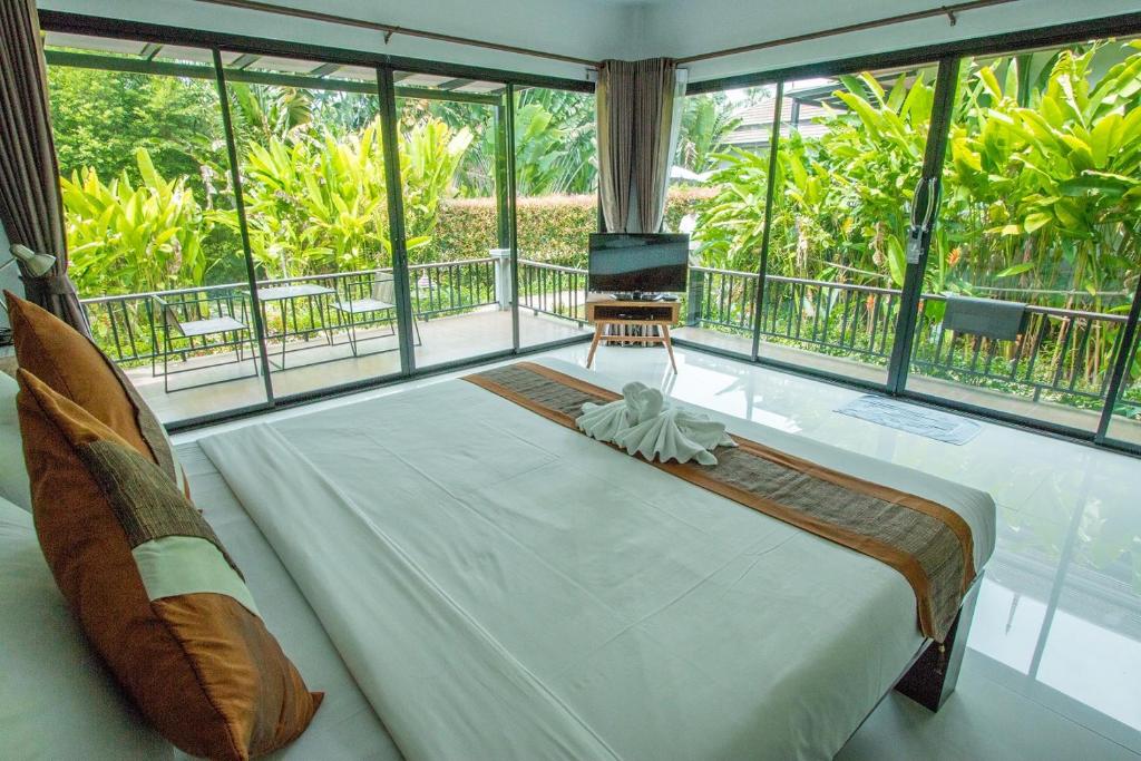 Postel nebo postele na pokoji v ubytování Himaphan Boutique Resort - SHA EXTRA PLUS