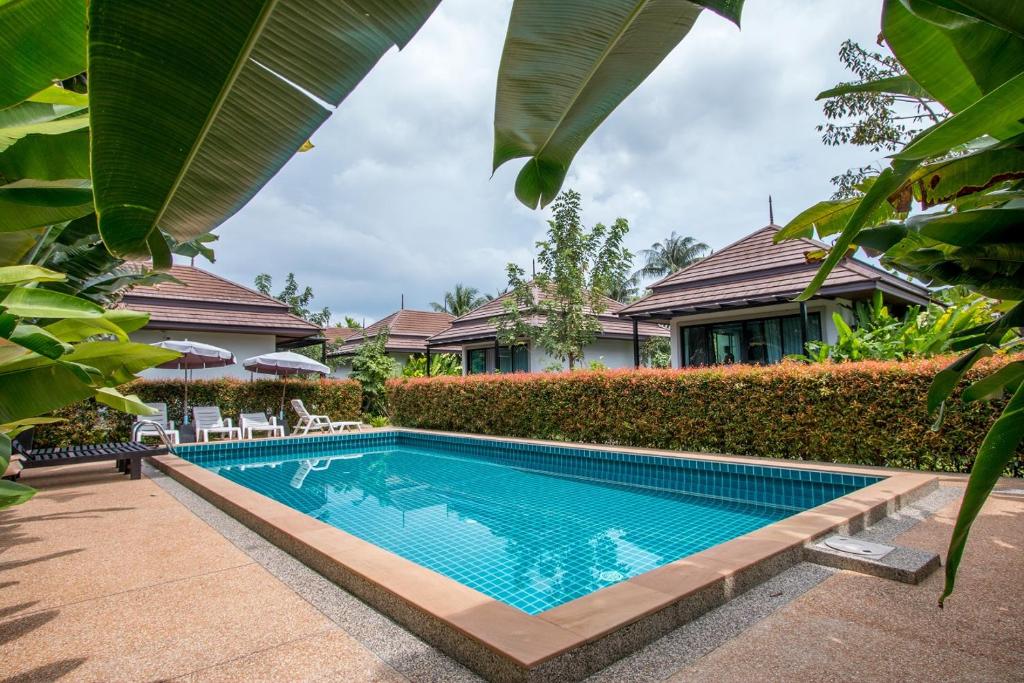 Bazén v ubytování Himaphan Boutique Resort - SHA EXTRA PLUS nebo v jeho okolí