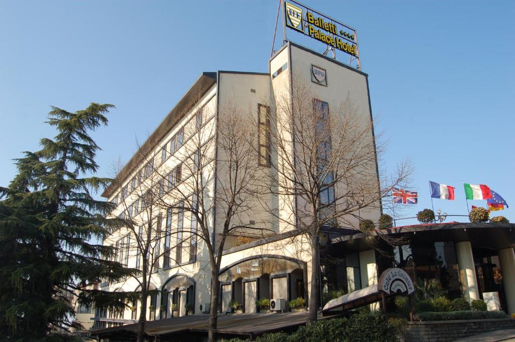 un edificio con un cartello sopra di Balletti Palace Hotel a Viterbo