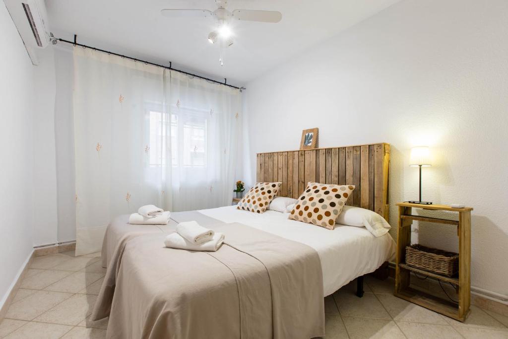 1 dormitorio con 2 camas y toallas. en Lucero Madrid, en Madrid