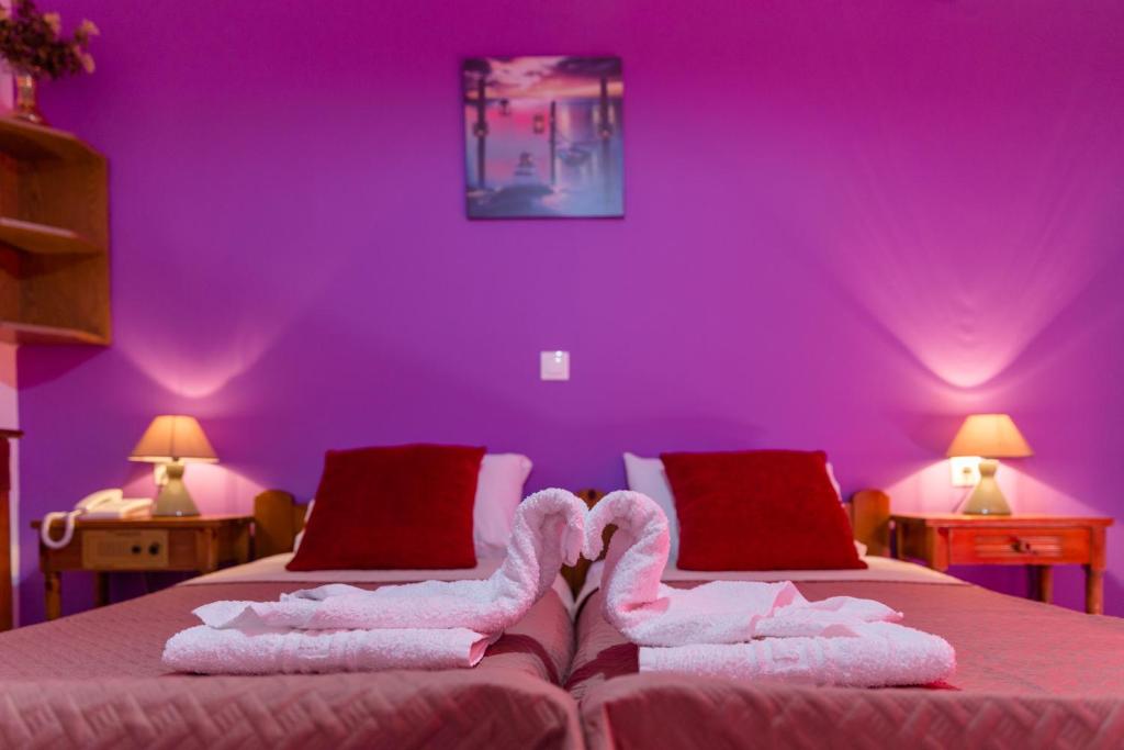 Un pat sau paturi într-o cameră la Tsambika Sun Hotel