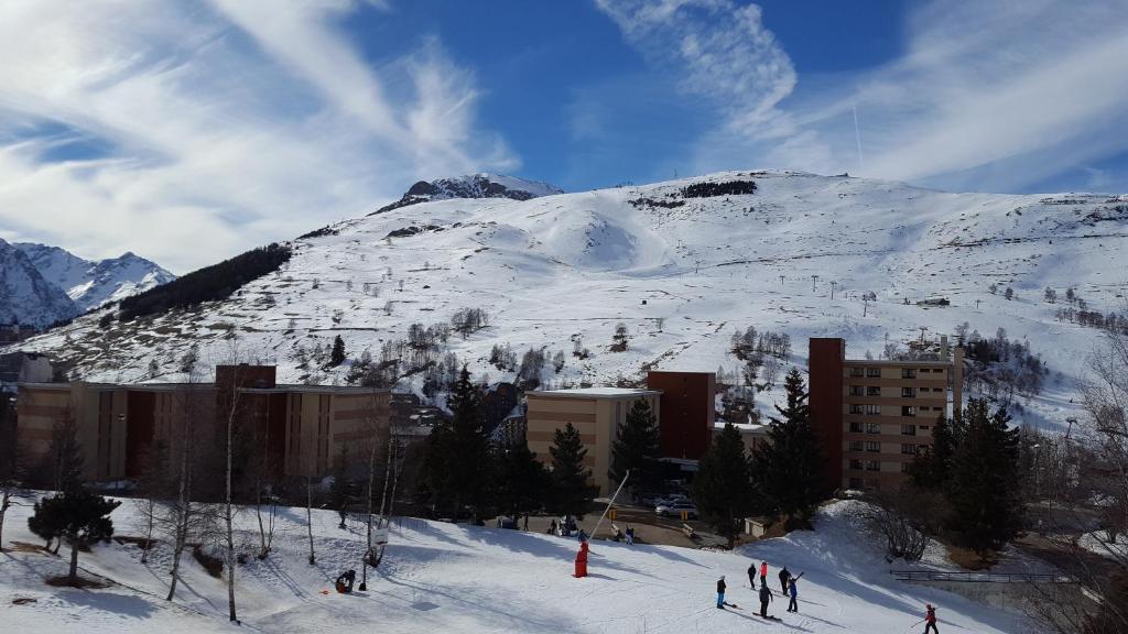 a group of people skiing on a snow covered mountain at MEIJE 3 in Les Deux Alpes