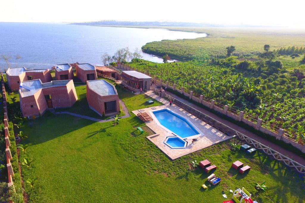 z góry widok na dom z basenem w obiekcie Buvi Lodge Limited w mieście Entebbe