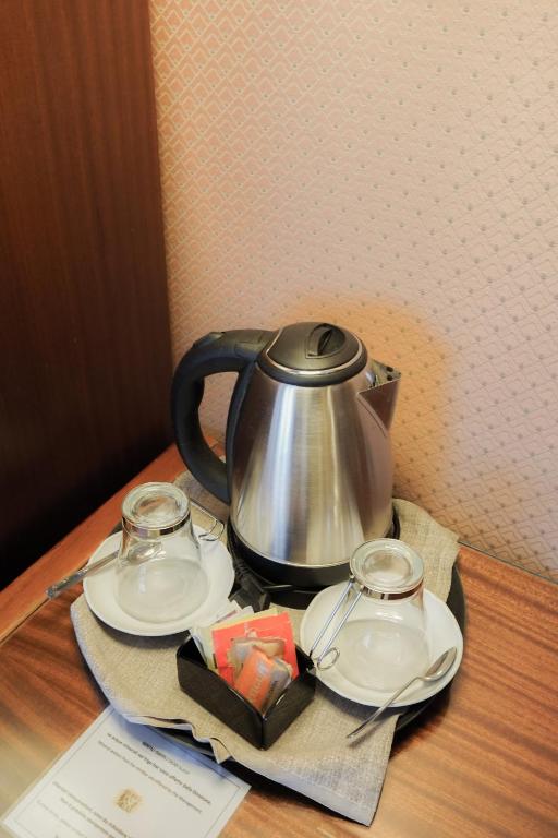 Příslušenství pro přípravu čaje a kávy v ubytování Hotel Bristol