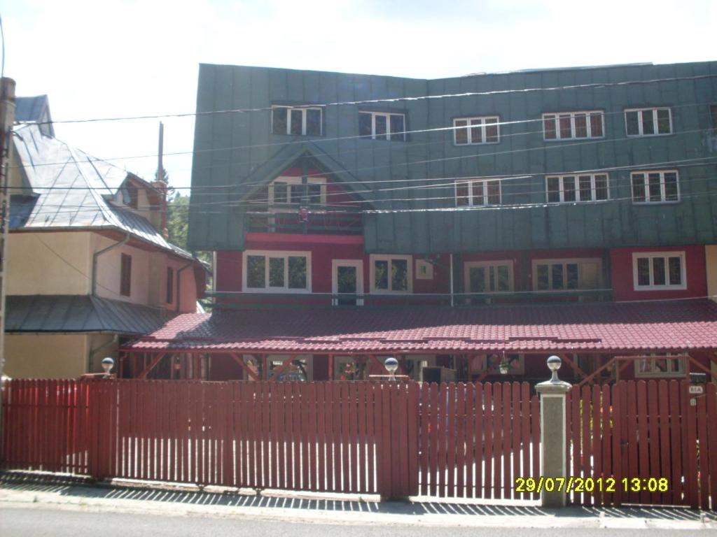 プレデアルにあるPensiunea Bors Ioanの建物前の赤い柵