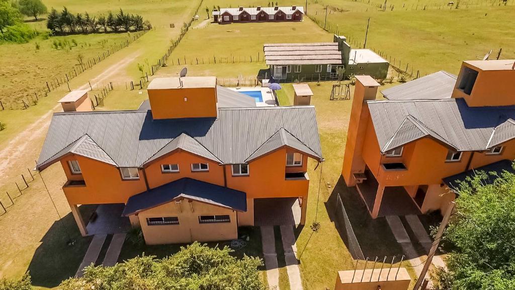 una vista aérea de una casa de color naranja en Posta Los Reartes en Los Reartes