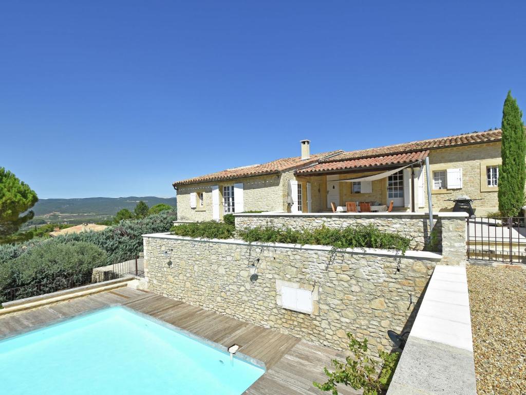 ルシヨンにあるCelebrity style Villa in Roussillon with private pool and garden with viewsのスイミングプール付きのヴィラ、家