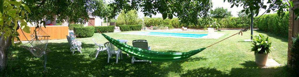 een hangmat in een tuin naast een zwembad bij Cal Tonet in Castellserá