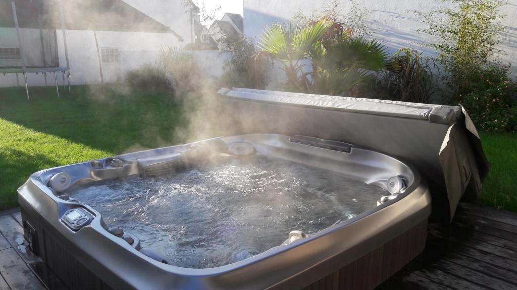 a hot tub in a backyard with smoke coming out at La mouette in Ploeren