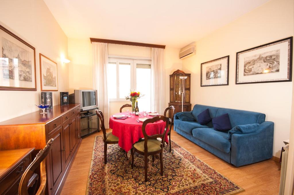 ローマにあるVatican Balconyのリビングルーム(テーブル、青いソファ付)