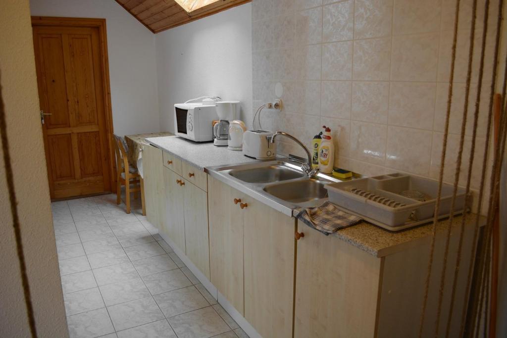 Kuchyň nebo kuchyňský kout v ubytování Jankó Apartman