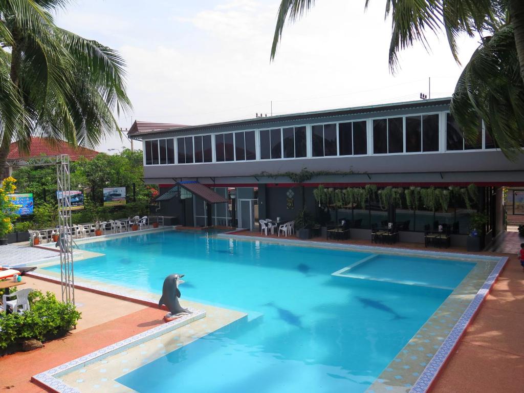素輦府的住宿－蘇林汝之地旅館，一个人站在一个大型游泳池的中间