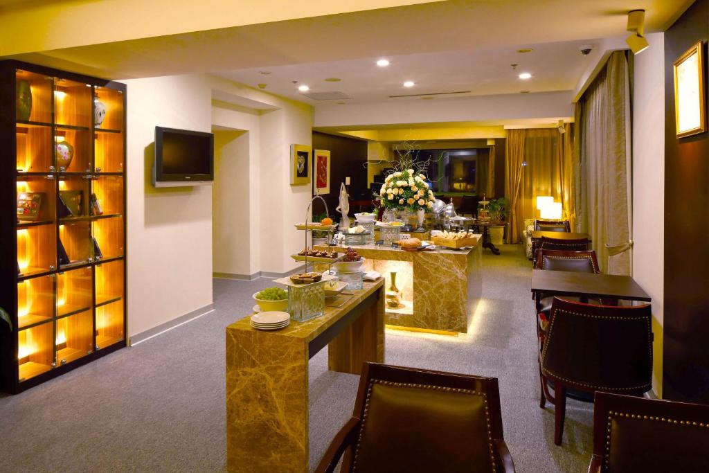 TV a/nebo společenská místnost v ubytování Sunway Hotel Hanoi