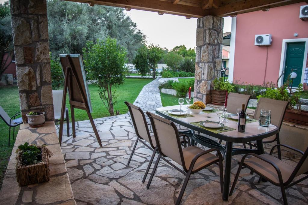 Vonkajšia záhrada v ubytovaní Iliana Villas