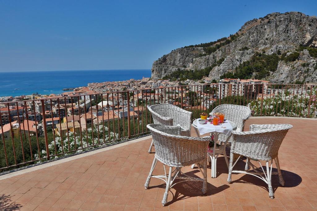 uma mesa e cadeiras num pátio com vista em Terrazze Ponente e Levante - by Vacation Service em Cefalù