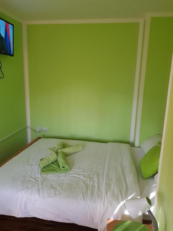 Postel nebo postele na pokoji v ubytování Guest House Lisinski Raj