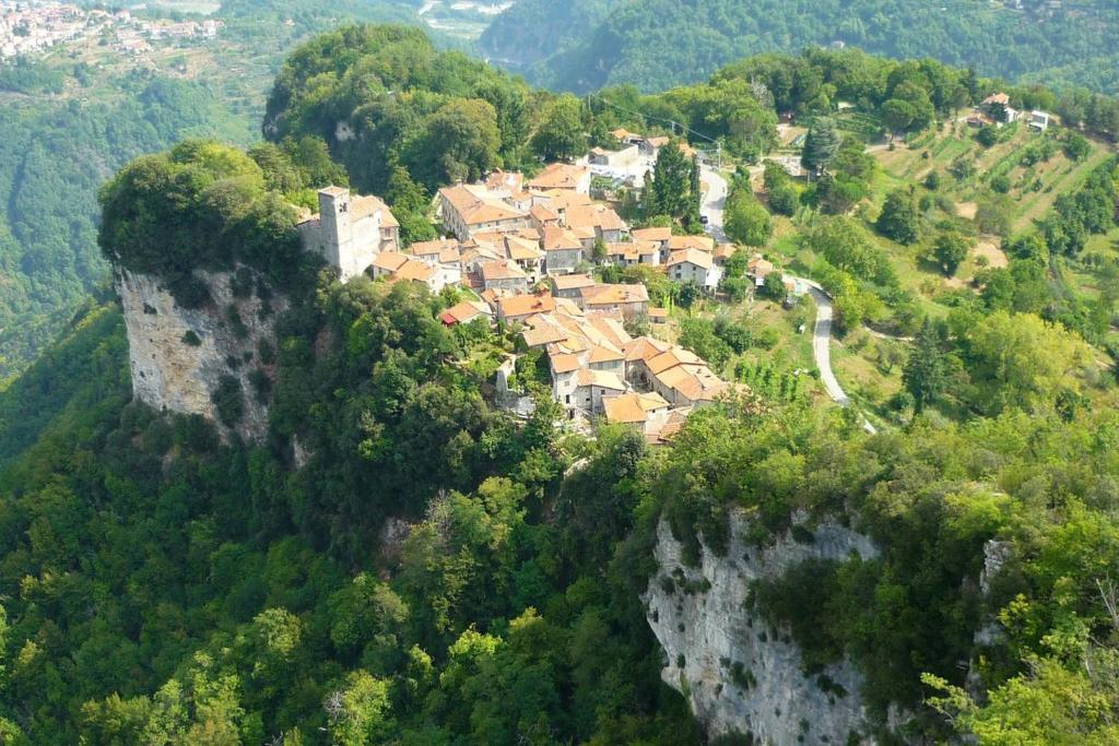 ein Dorf an der Seite eines Berges in der Unterkunft Tuscany Village Hideaway in Motrone