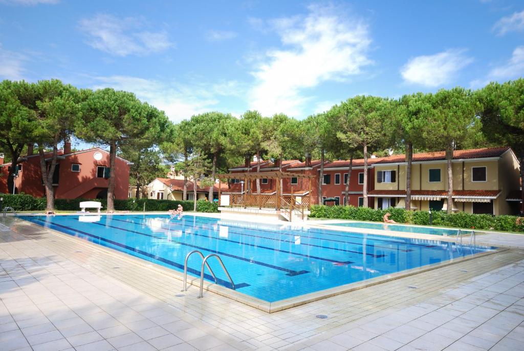 una grande piscina con acqua blu di Villaggio Michelangelo a Bibione
