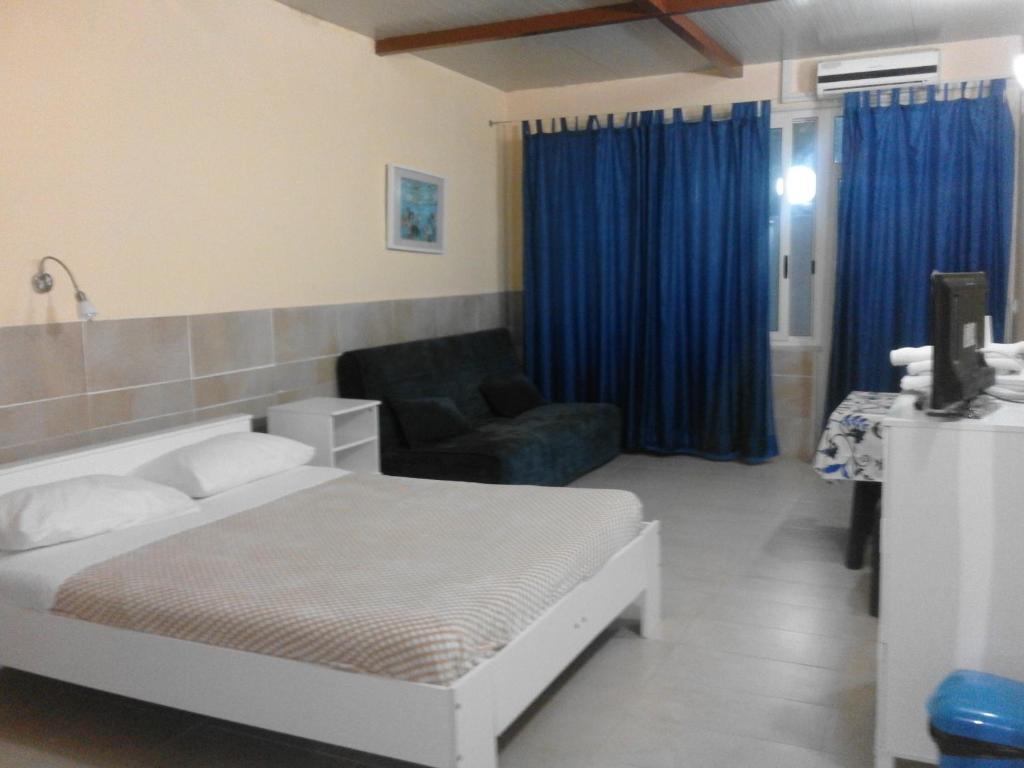 ビシェーリエにあるPescandoraのベッドルーム1室(ベッド1台、ソファ、椅子付)