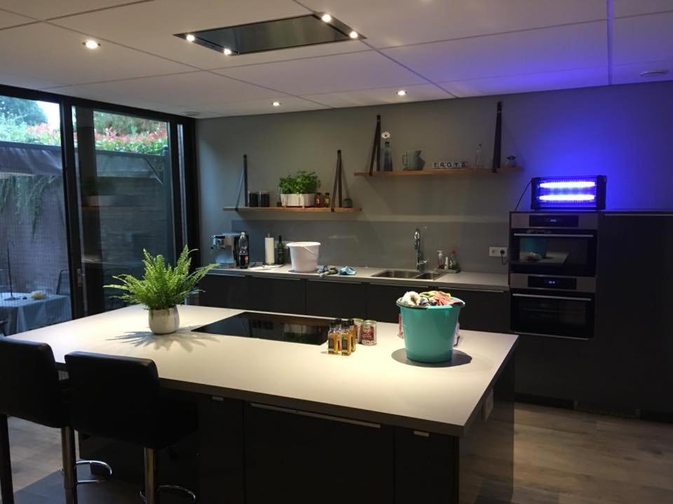 cocina con encimera con luz azul en Voormalig Politiebureau, en Overloon