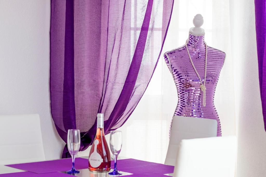 トレビエハにあるESPANATOUR ALMORADI 7の紫のカーテンとワイングラス2杯