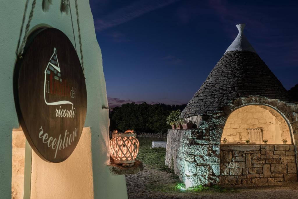 a sign on the side of a building with a stone oven at Trulli Le Chiancaredde a Ostuni by BarbarHouse in Cisternino