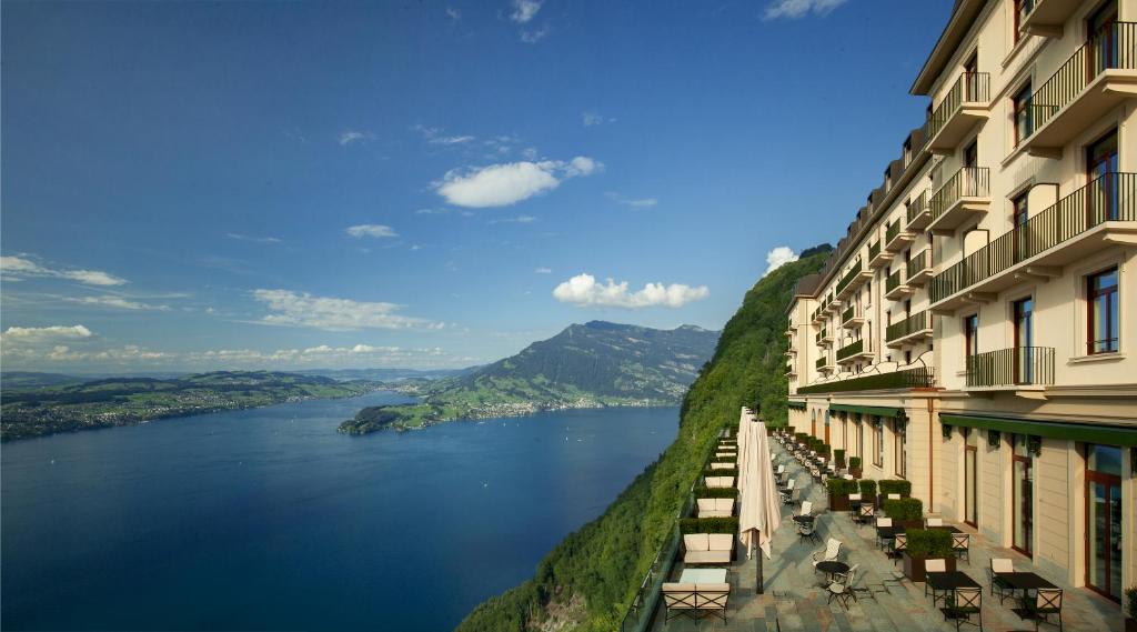 - une vue sur la rivière du côté d'un bâtiment dans l'établissement Bürgenstock Hotels & Resort - Palace Hotel, à Bürgenstock