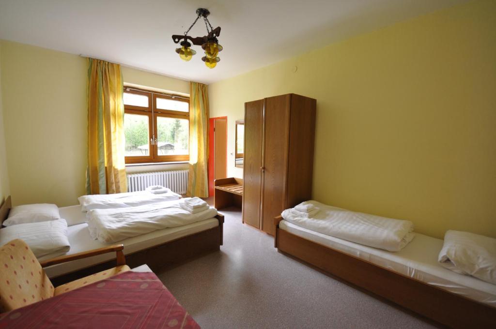 Postel nebo postele na pokoji v ubytování Hotel & Hostel Drei Bären