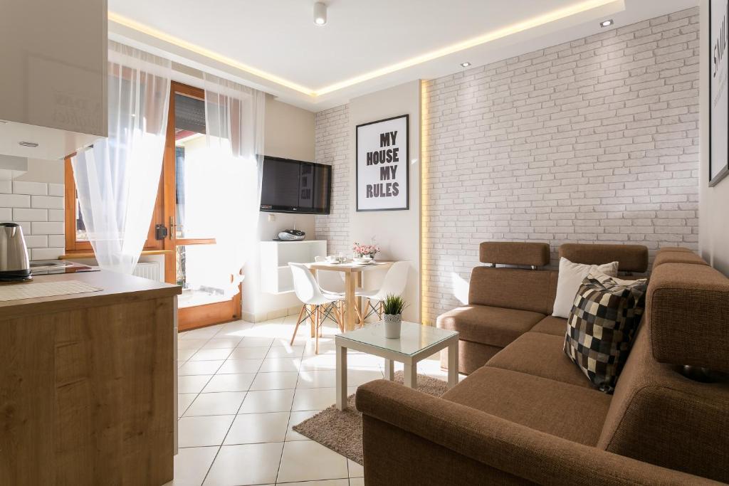 Televízia a/alebo spoločenská miestnosť v ubytovaní VIP Apartamenty Tetmajera Centrum 2