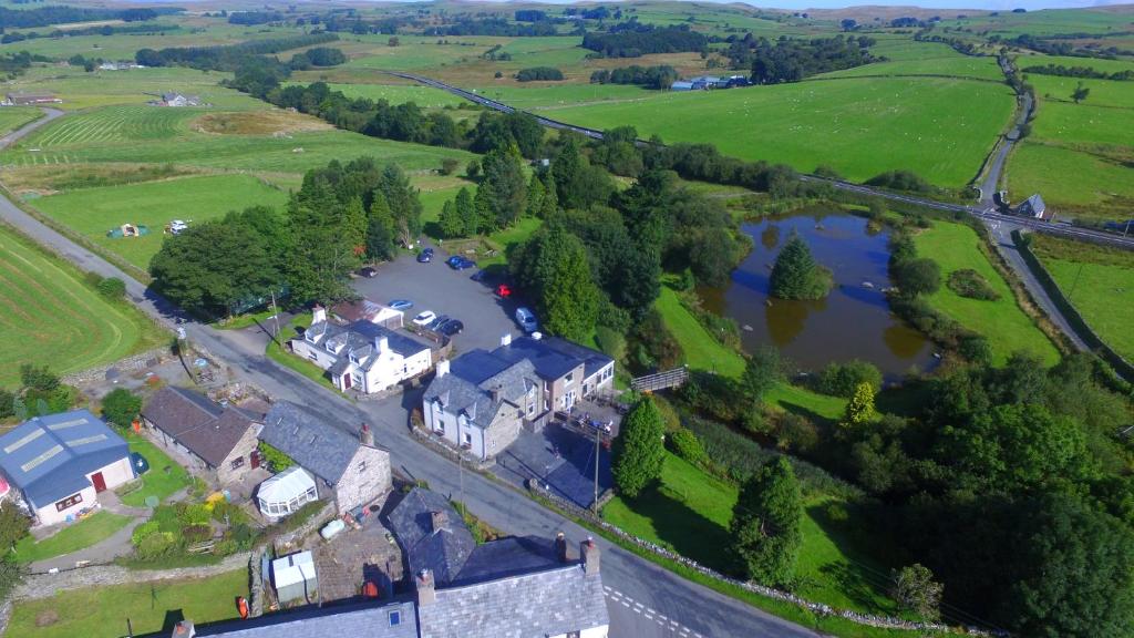 una vista aérea de una casa junto a un río en Y Giler Arms en Pentrefoelas