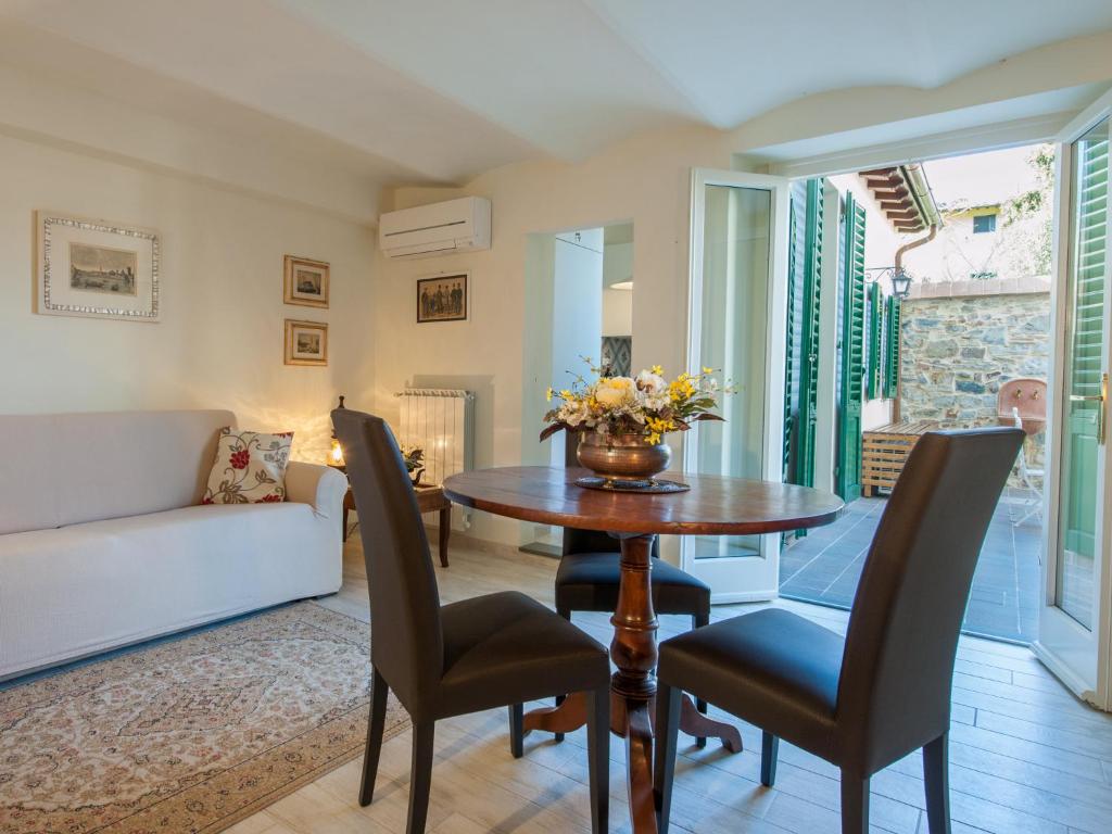 un soggiorno con tavolo, sedie e divano di Mamo Florence - Atelier del Sarto Apartment a Firenze