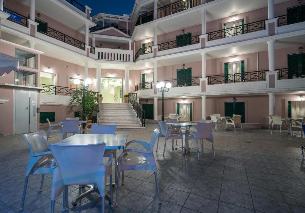 Balkón nebo terasa v ubytování Alamis Hotel & Apartments