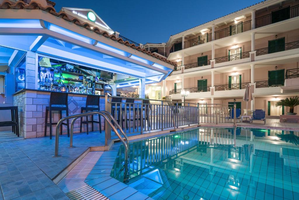 Bazén v ubytování Alamis Hotel & Apartments nebo v jeho okolí