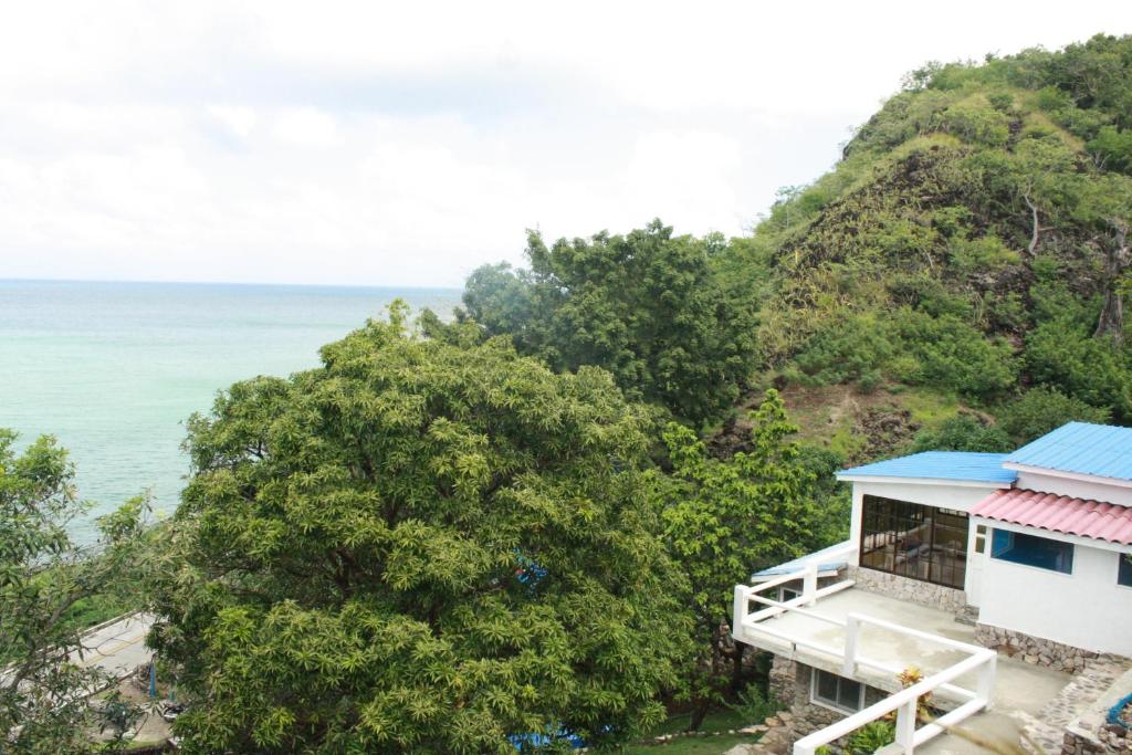 a house with a view of the ocean at Posada Rock-stone in Providencia
