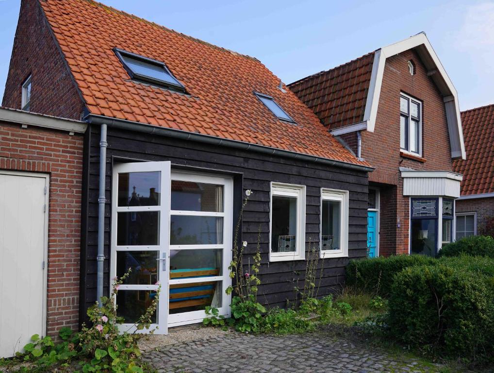 czarny dom z czerwonym dachem w obiekcie Studio Zilt w mieście Vlissingen