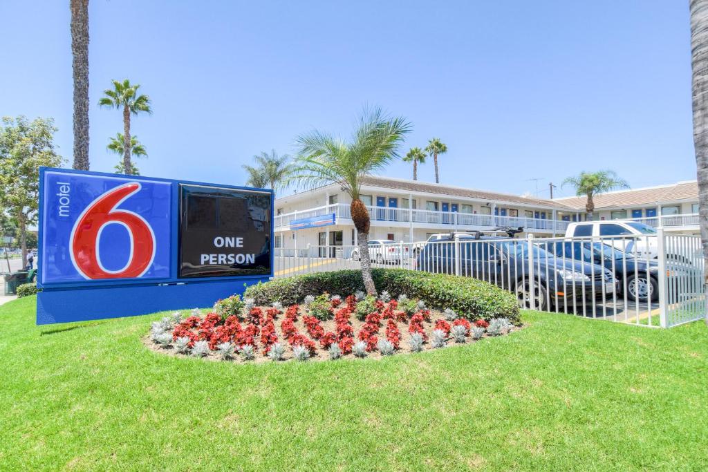 a flower bed in front of a one resort sign at Motel 6-Santa Ana, CA in Santa Ana