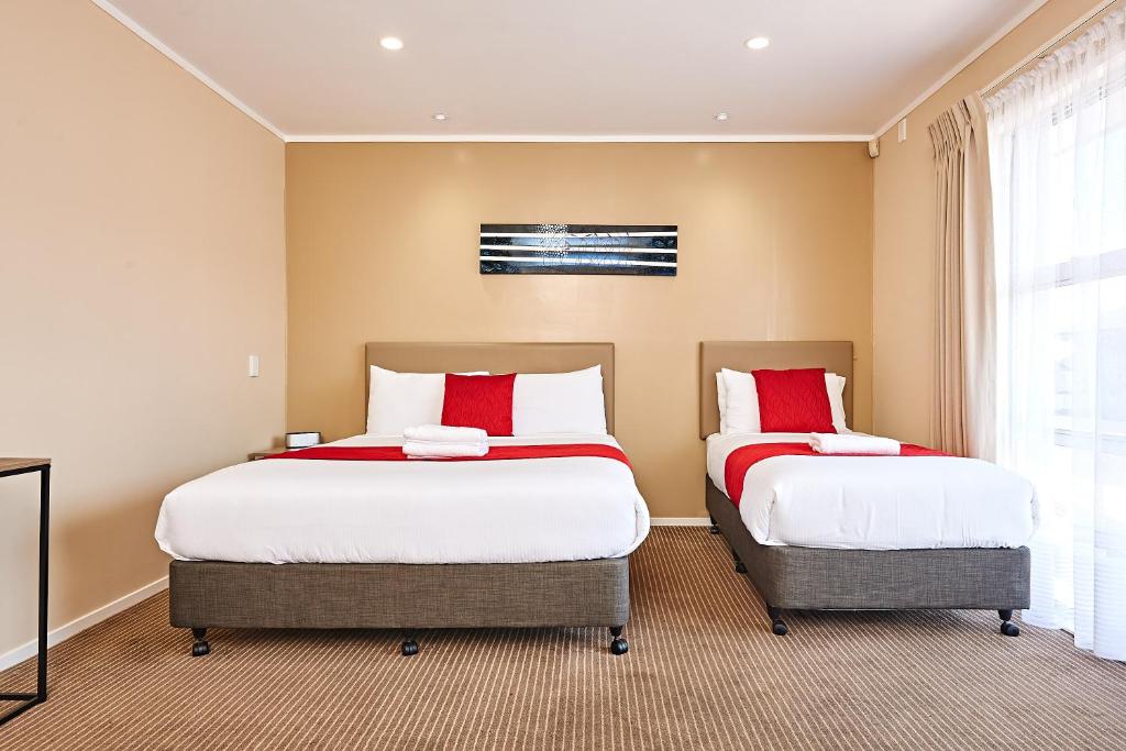 Postel nebo postele na pokoji v ubytování Auckland Airport Lodge