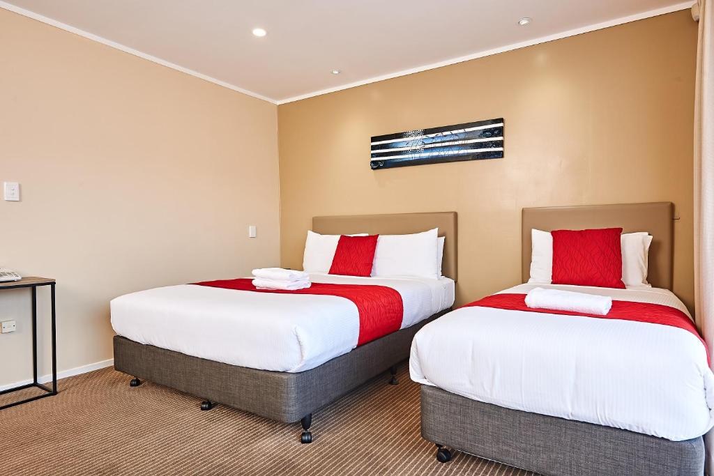 Postel nebo postele na pokoji v ubytování Auckland Airport Lodge