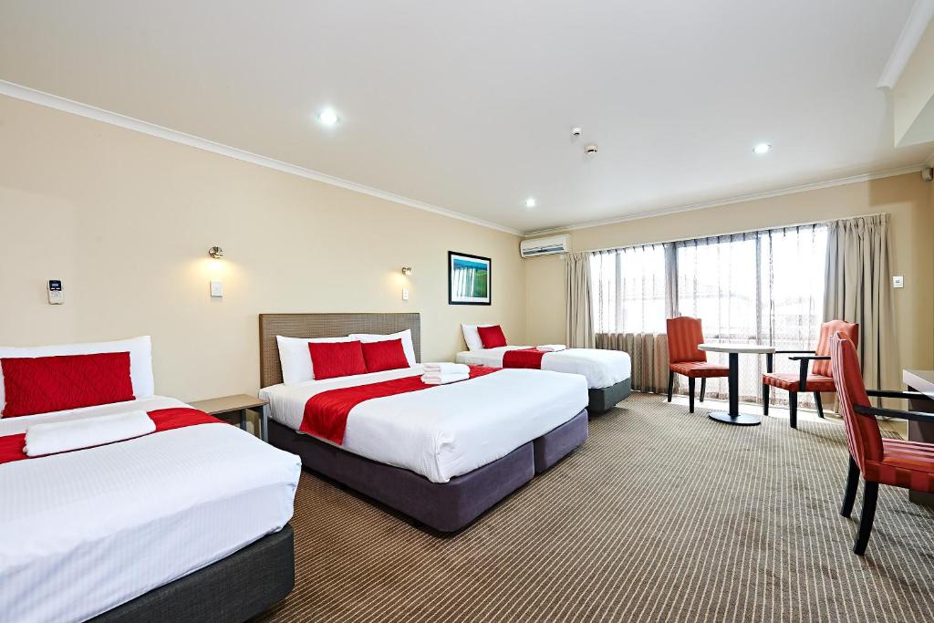 Postel nebo postele na pokoji v ubytování Auckland Airport Lodge