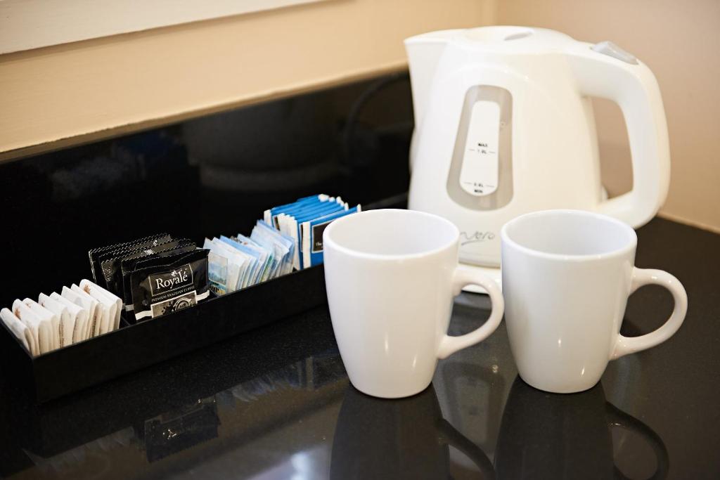 Příslušenství pro přípravu čaje a kávy v ubytování Auckland Airport Lodge