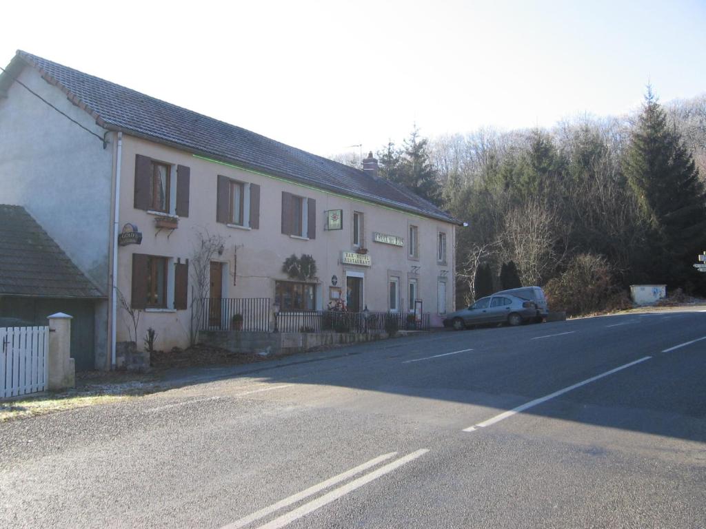 a white building on the side of a road at Hotel La Croix des Bois in Lalizolle
