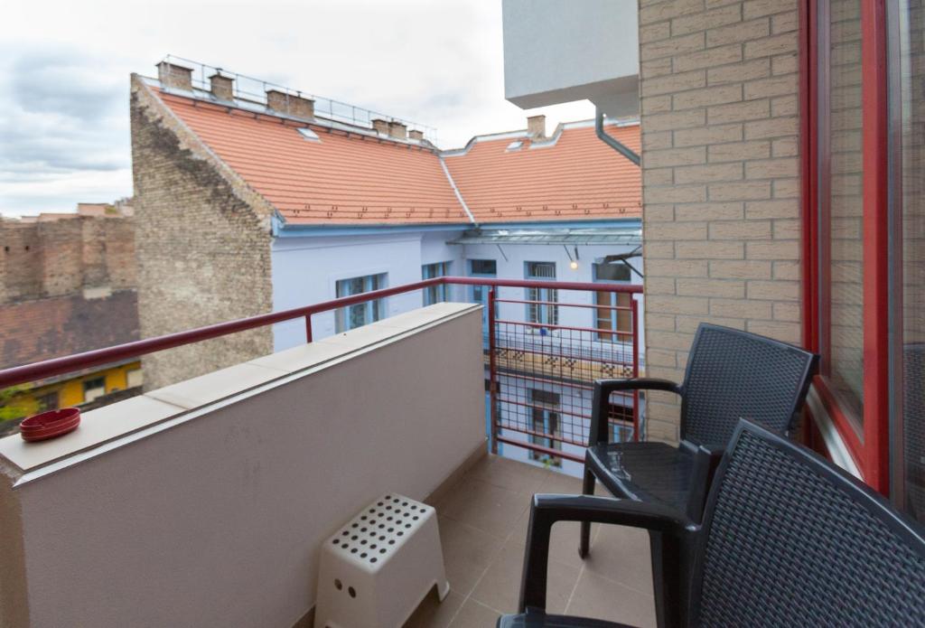 balcone con 2 sedie e vista su un edificio di AnVa House a Budapest