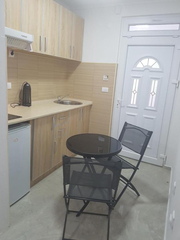 Kuchyň nebo kuchyňský kout v ubytování Apartmani Vila Ebra