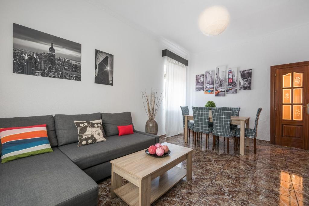 sala de estar con sofá y mesa en Apartamento Segalerva Centro, en Málaga