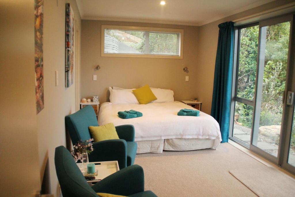 Una cama o camas en una habitación de Kotare Ridge