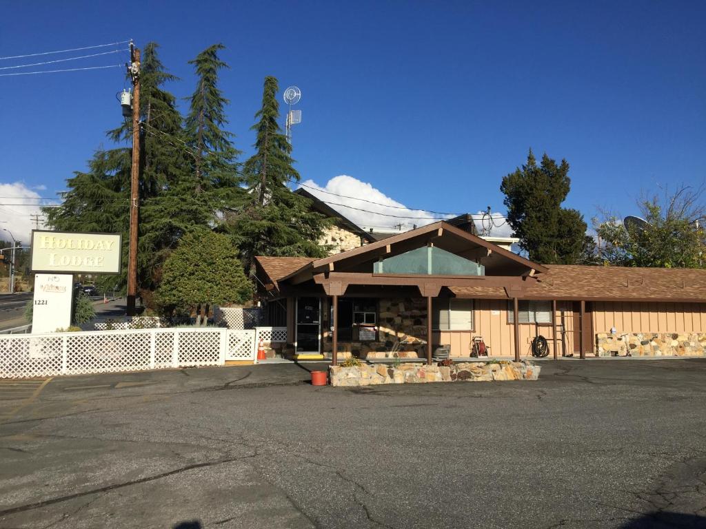 un edificio en la esquina de una calle en Holiday Lodge, en Grass Valley