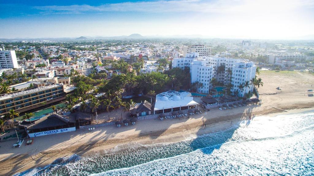 uma vista aérea da praia e dos edifícios em Gaviana Resort em Mazatlán