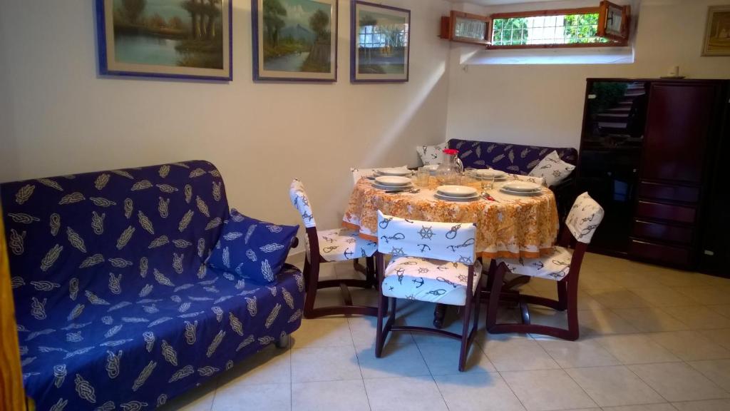 カスティリョンチェッロにあるCasa Sandraの青いソファ付きテーブル、テーブルと椅子