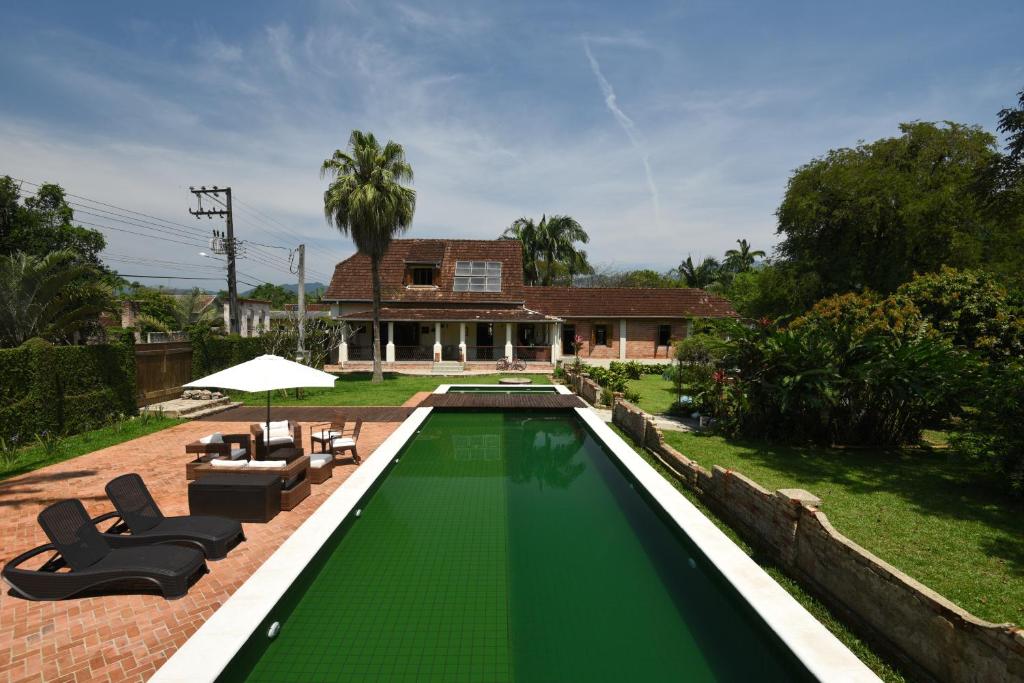 The swimming pool at or close to Casa da Estacao - A casa mais charmosa de Morretes!